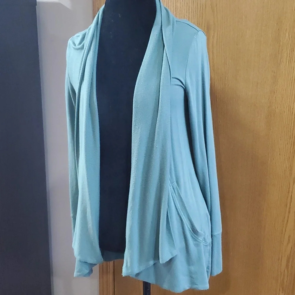 Athleta open front waterfall drape cardigan sage green thumb holes and pockets